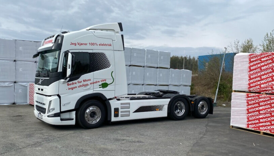 Med to elektriske lastebiler i skytteltrafikk, har Rockwool avfossilifisert transportkjeden mellom fabrikk og lager.