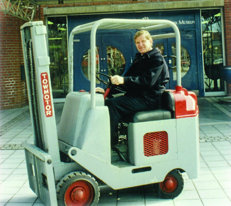 VETERAN: Gunnar Luthen er en skikkelig truckveteran. Her sitter han på den første trucken som kom til Norge i 1946. Den er i dag på Teknisk Museum i Oslo.