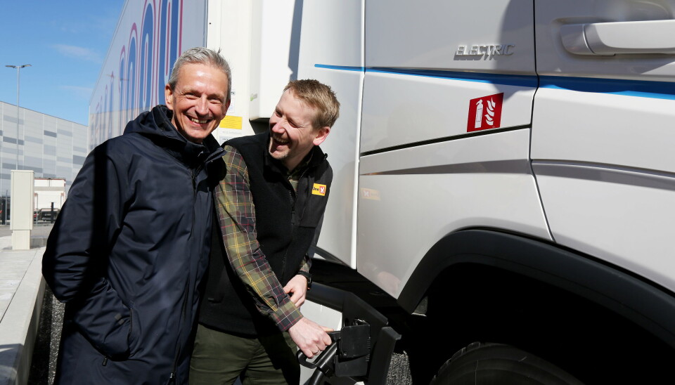 LADEGREP: Høyspent og god stemning da Ole Johannes Tønnessen og Thomas Erik Sande plugget i laderen til en av Veøy sine Volvo Electric som kjører for Rema Distribusjon.