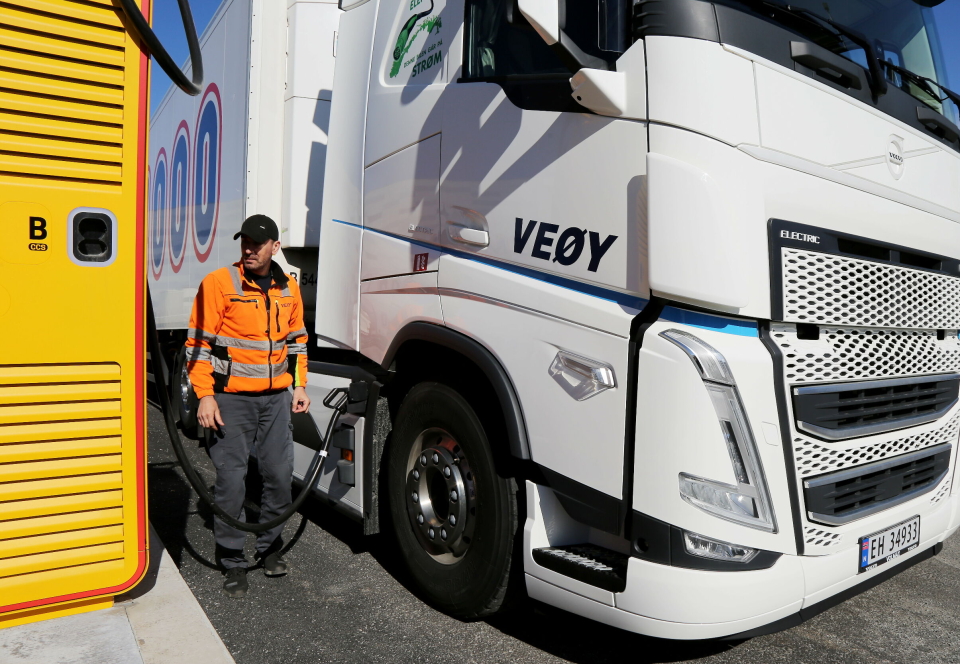 BATTERI-FAN: Tungbilsjåfør i Veøy, Claudiu liker å kjøre el-lastebil og skryter av komforten. Han har kjørt diesellastebil siden 2013 og jobbet for Veøy siden 2018.