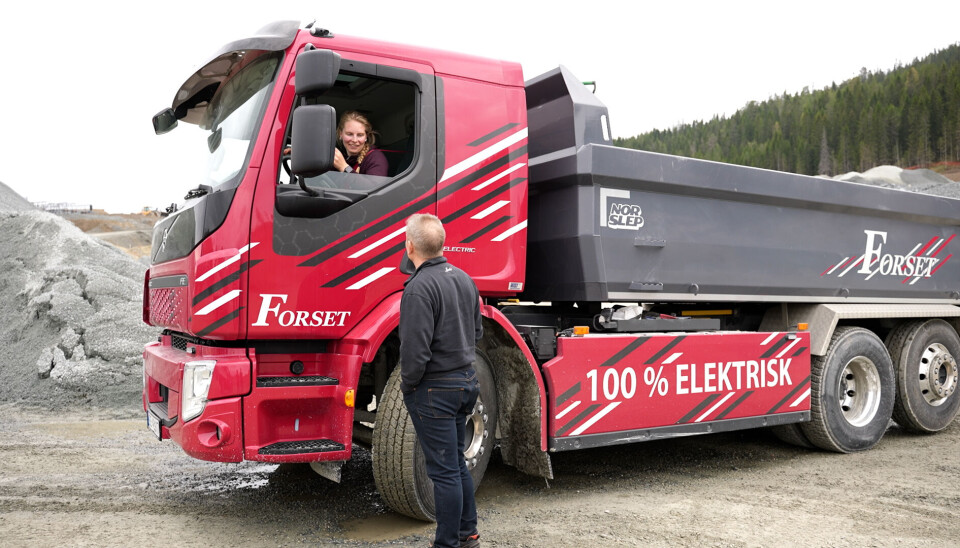 En elektrisk lastebil fra Forset Grus, som ble tildelt Enova-støtte både til elektrisk lastebil (senest i januar 2024) og til ladestasjoner (2023).