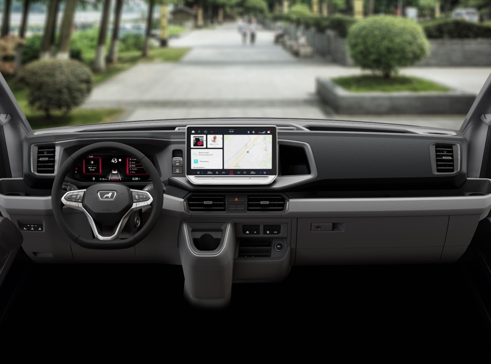 NYTT: Dashbordet er helt nytt med nye infotainment-skjermer og nytt ratt.