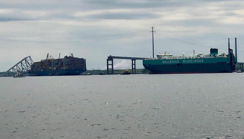 MV Carmen hjelpes forbi ulykkesstedet av taubåter fredag 26. april. Nå er alle restene etter brokollapsen fjernet, og havnetrafikken kan gå som normalt igjen.
