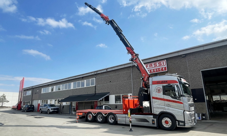 STORT: Fassi-kranen på 54 tonnmeter og en rekkevidde på drøyt 28 meter, skal være verdens største helelektriske lastebilmonterte kran.