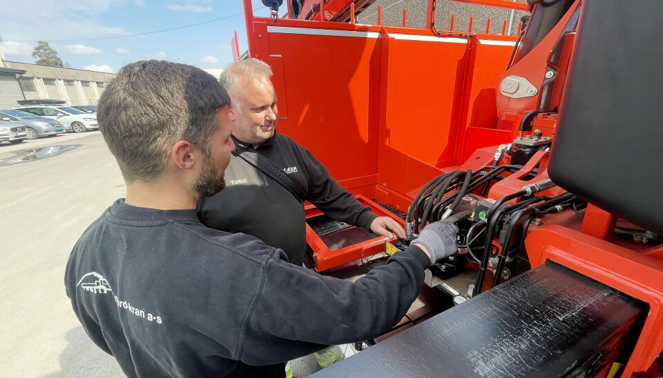 INSTRUKSJON: Jostas Bartkas, tekniker hos Nord-Kran instruerer sjåfør Tomas Rønningen i bruk av kranen.