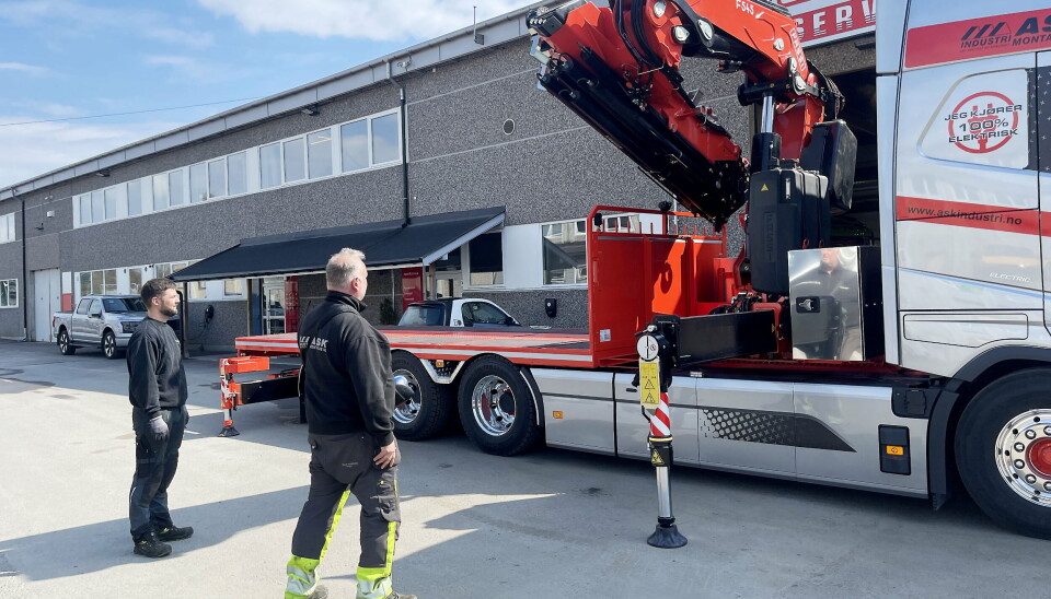 FØRSTE: Både instruktør og sjåfør følger nøye med første gangen kranen skal foldes ut etter at jibben er montert.