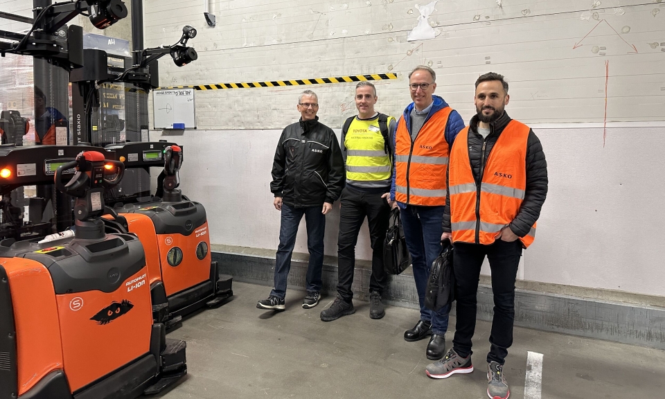 GODT SAMARBEID: Eirik Berge Larsen (fra venstre) har vært prosjektleder for Asko Vest, og har samarbeidet tett med Christer Johnsen fra Toyota Material Handling, til glede for TMHNOs salgsdirektør Lars Petter Bjørgen og leder for logistikkløsninger Karim El-Kelish.