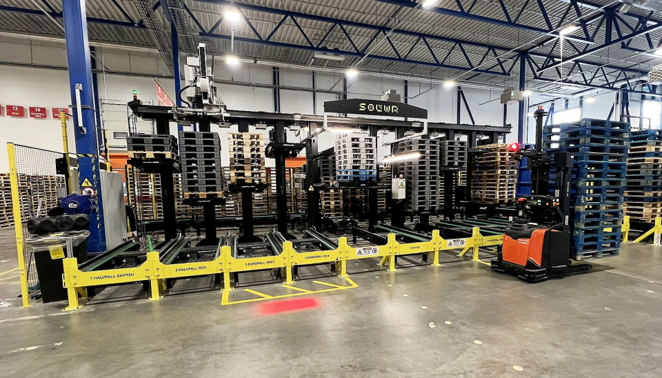 MER AUTOMASJON: Den norske startup-en Solwr har levert automatisk pallesorteringssystemet Sort til Asko Vest. Anlegget samhandler sømløst med AGV-ene på miljøstasjonen.