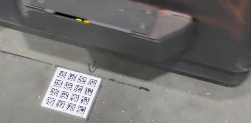 EKSTRA LØSNING: Med høye pallestabler på gaflene kan navigasjon med laser bli en utfordring, derfor brukesogså QR-koder i gulvet for å hjelpe AGV-ene å finne rett posisjon.
