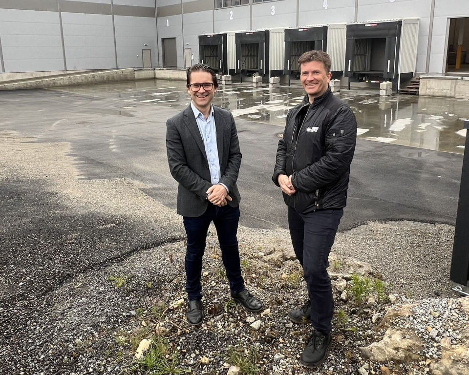 NYE MULIGHETER: Med nytt lager i Askim har Smart Supply fått god plass, og nå skal daglig leder Niklas Kallis (til venstre) og Frode Bremnes også levere logistikktjenester til andre.