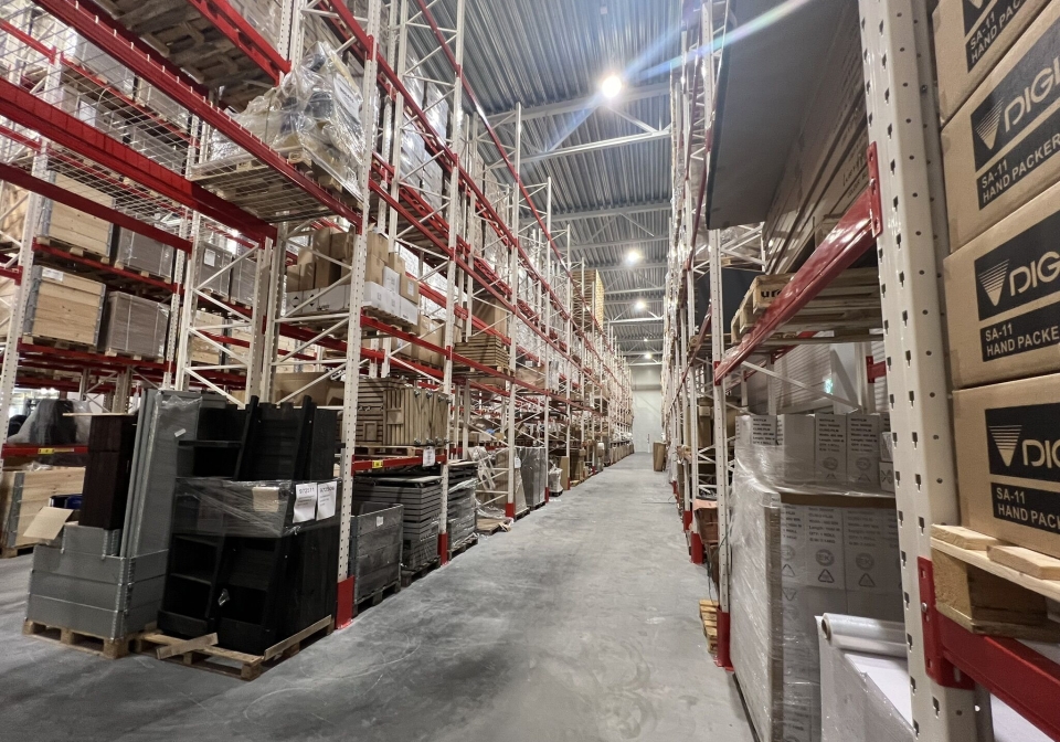 EGNE VARER I EGNE HYLLER: Innredningen i lageret er selvsagt fra Smart Supplys egne leverandører. Reolene er fra ukrainsk-polske Modern Expo.