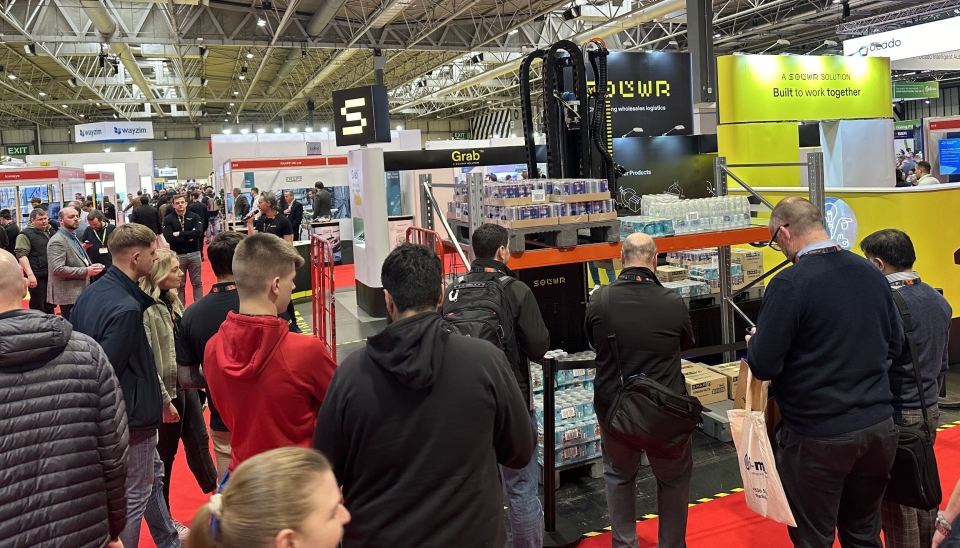 POPULÆR STAND: Det var stor interesse for demoene Solwr kjørte av Grab i Birmingham.