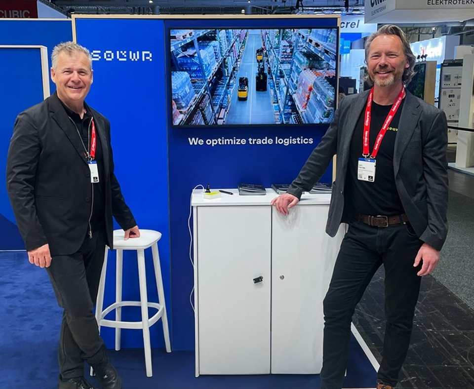 HANNOVER MESSE: I Hannover hadde ikke Solwr med seg hardware-en, men knyttet likevel nyttige kontaker. Her står forretningsutvikler Lars Eilertsen (til høyre) sammen med Marco Cristofoli som er key account manager for software i Solwr.