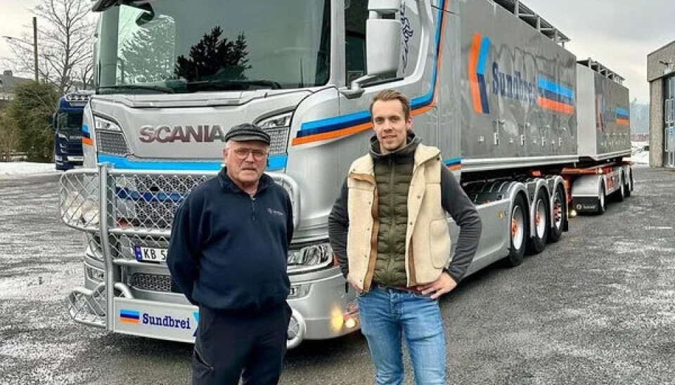 Fra venstre Per Egil Sundbrei, medeier og innkjøpsansvarlig, og Sondre Sjong, sjåfør hos Sundbrei Transport som er et av selskapene som nå har fått støtte. Foto: Norsk Scania AS