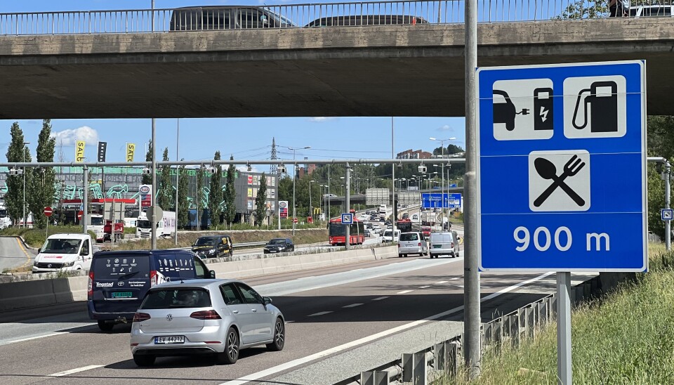 SKILT: Serviceskilt 609 viser vei til ladestasjoner de få stedene dette blir satt opp. Altfor ofte avslår Statens vegvesen søknader fra ladeselskaper om å få satt opp skiltet.