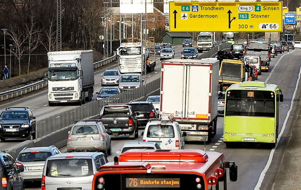 ILLUSTRASJONSFOTO: Bilde fra trafikken i Oslo. Bomtakstene økes kraftig, men utslippsfrie nyttekjøretøy slipper unna i noen år til.