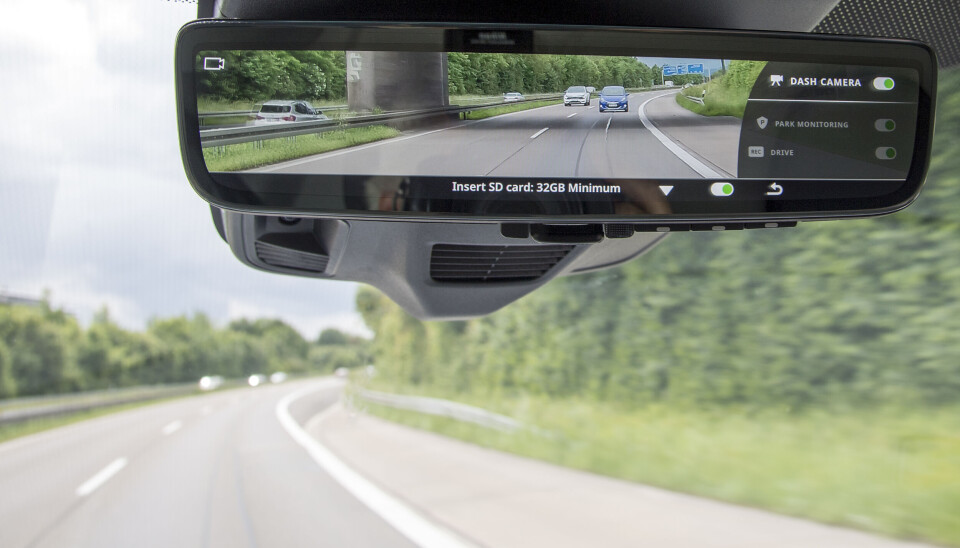 DiGITALT: Det digitale bakspeilet kan også benyttes som dashbord-kamera ved å putte inn et minnekort.