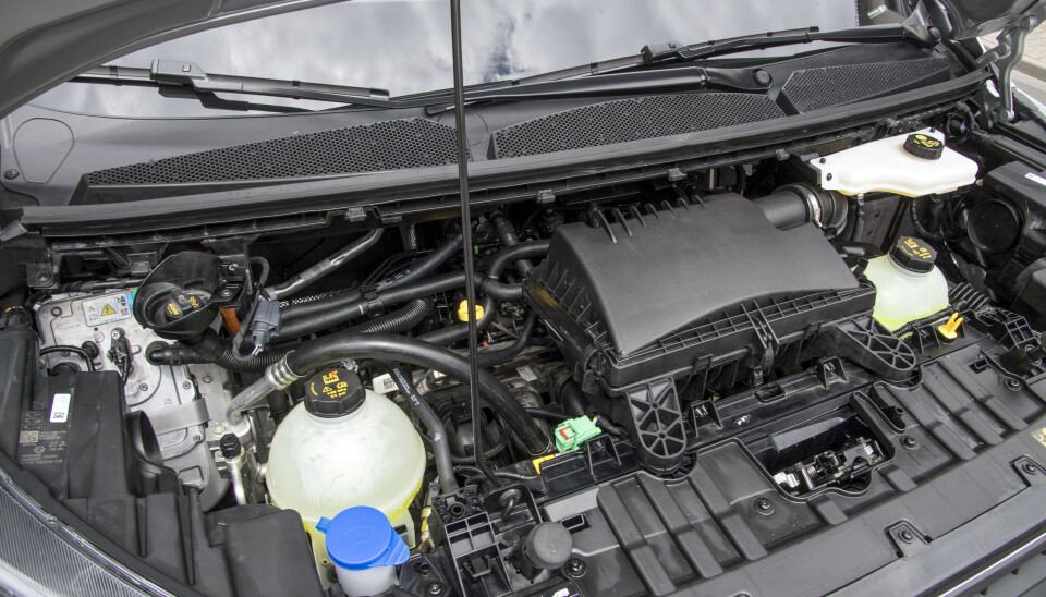 BENSIN: Motoren under panseret på PHEV-versjonen er den samme som sitter i Kuga.