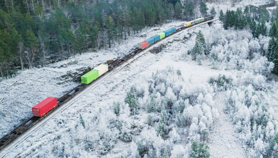 Svak jernbaneinfrastruktur i Norge gjør at en altfor stor del av togene blir forsinket, ifølge Riksrevisjonen.
