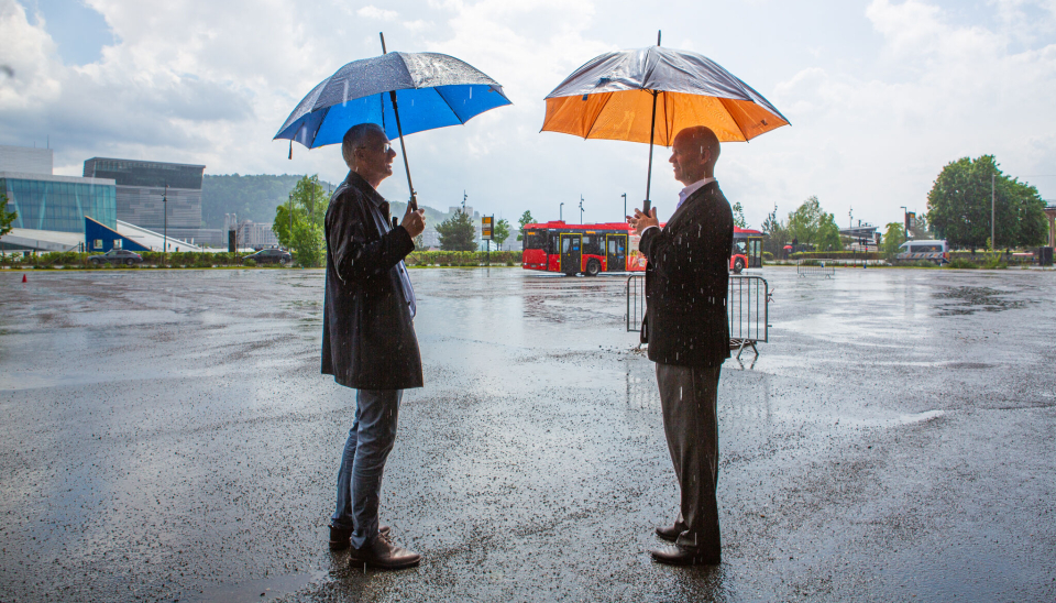 Været viste ingen nåde da Oslo havn og Hav Eiendom skulle ha fotoshoot med havnedirektør Ingvar M. Mathisen (til høyre) og administrerende direktør i Hav Eiendom, Kjell Kalland. Det vet de at heller ikke klimaet kommer til å gjøre, om ikke verdens utslipp kuttes.