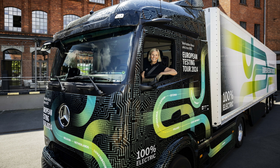 STARTEN: Mercedes-Benz sjef Karin Rådström kjører de første kilometrene av den batterielektriske langtesten hvor bilen skal besøke det nordligste og sydligste punktet i fastlands Europa.