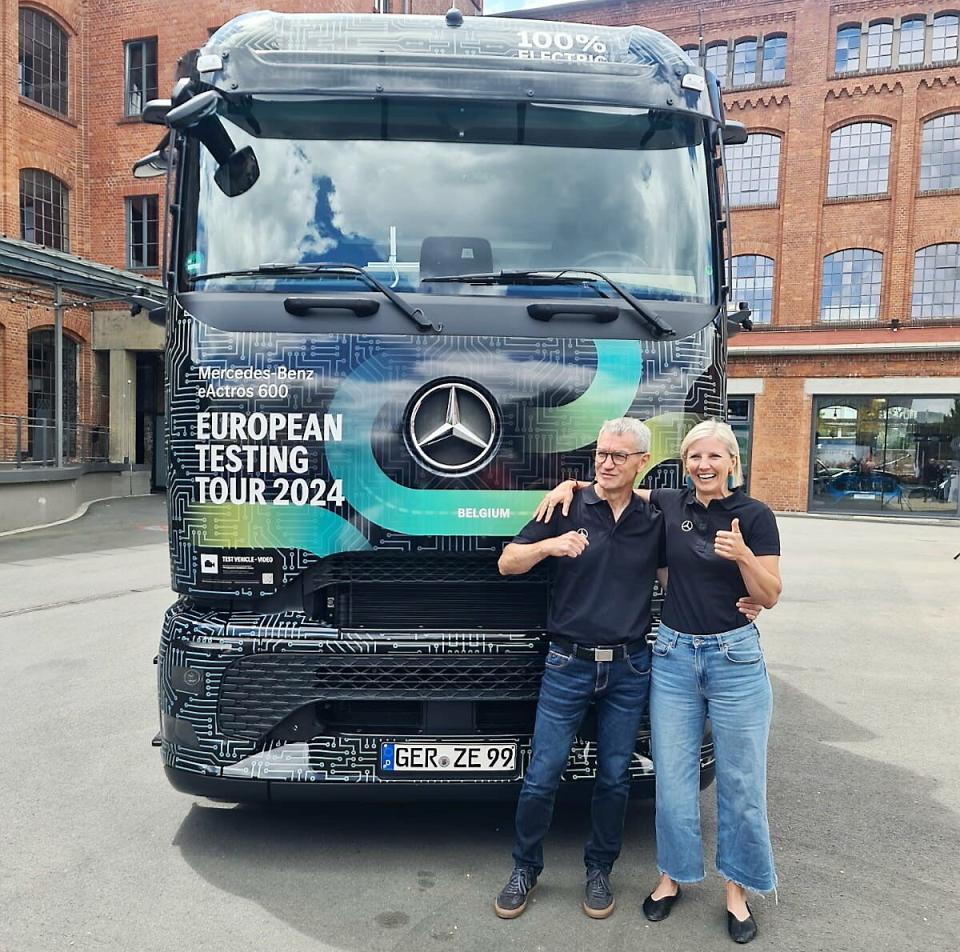 KLARE: Karin Rådström, CEO Mercedes-Benz Trucks, og Werner Kempfle, utviklingsingeniør og Co-prosjektleder for eActros 600 før starten av 'eActros 600 European Testing Tour 2024” i Frankfurt/Main.