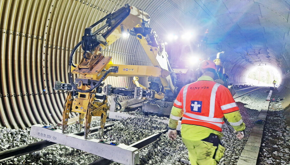 SVILLEBYTTE: En Huddig arbeidsmaskin brukes til å bytte gamle, morkne tresviller med nye betongsviller. Dette er en del av det daglige vedlikeholdsarbeidet på jernbanen. Arbeidet ble gjort i en liten tunnel på Randsfjordbanen, utenfor Hønefoss.