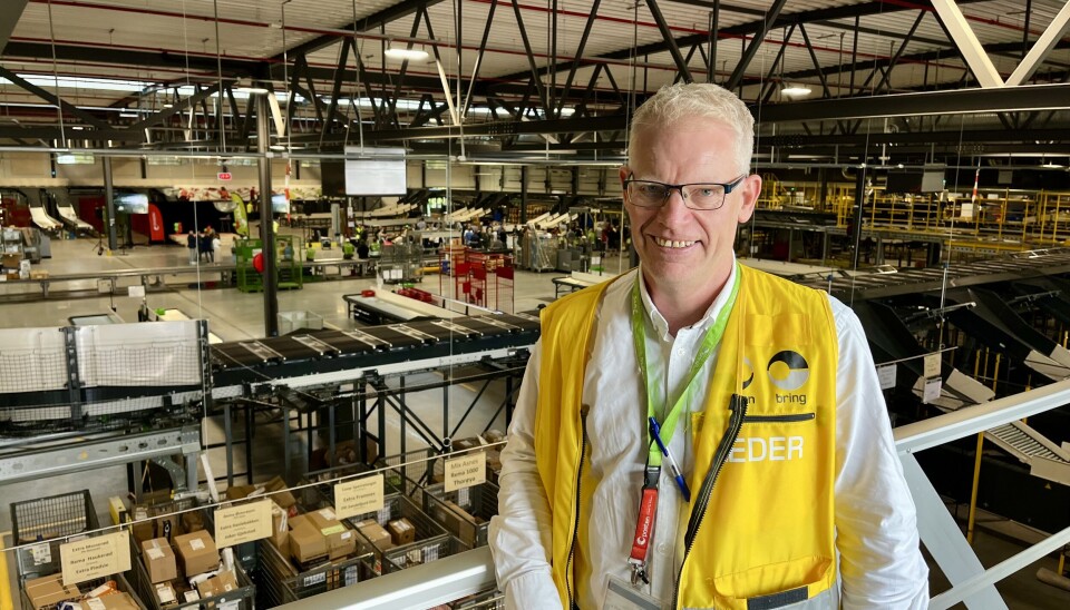 Distrikssjef Ronny Karlsen viser fram det nye anlegget på Borgeskogen i Stokke. Foto: Posten Bring
