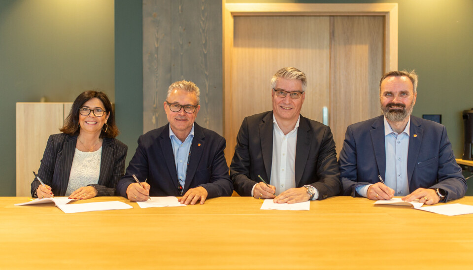 Fornøyde med signering av avtale som skal gi grønnere transport i Norge. Fv: Inger-Hilde Wigen, styreleder Bodø Havn, Odd Emil Ingebrigtsen, ordfører Bodø kommune, Eirik Fure, Bane Nor og Bjørn Laksforsmo, Statens Vegvesen.