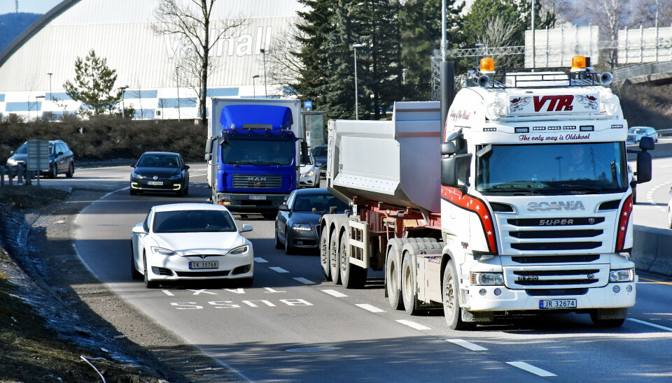 BYTTER PLASS: Å få tungtransporten inn i kollektivfeltet er noe både Norges Lastebileier-Forbund og NHO Logistikk og Transport har arbeidet for lenge. Det anses derfor som en stor seier for medlemmene. Foto: NLF