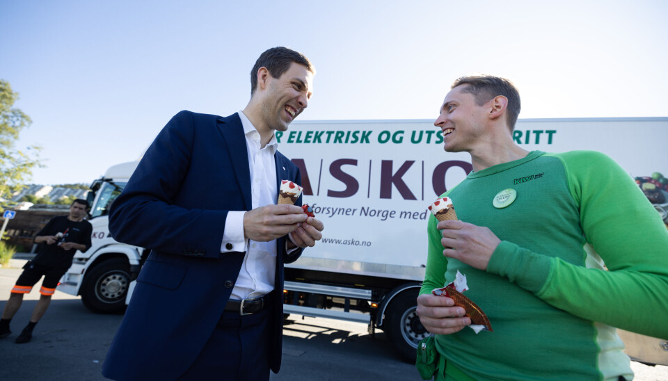 Klima- og miljøminister Andreas Bjelland Eriksen og butikksjef på KIWI Bogstad, Erlend Danielsen, foran elektrisk Asko-lastebil.