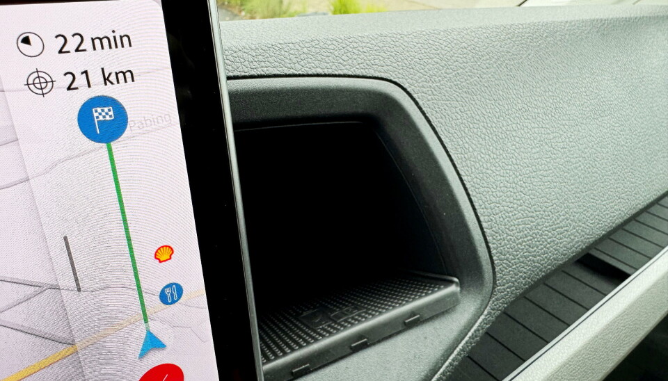 LADEPLATE: I egen luke ved siden av skjermen kan du legge mobilen på ladeplate.