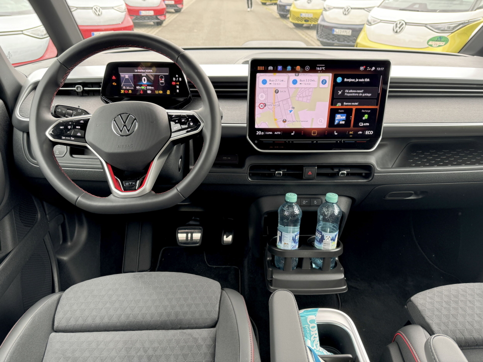 DASHBORD: Det nye interiøret har fått en større skjerm, og muligheter for head-up display.