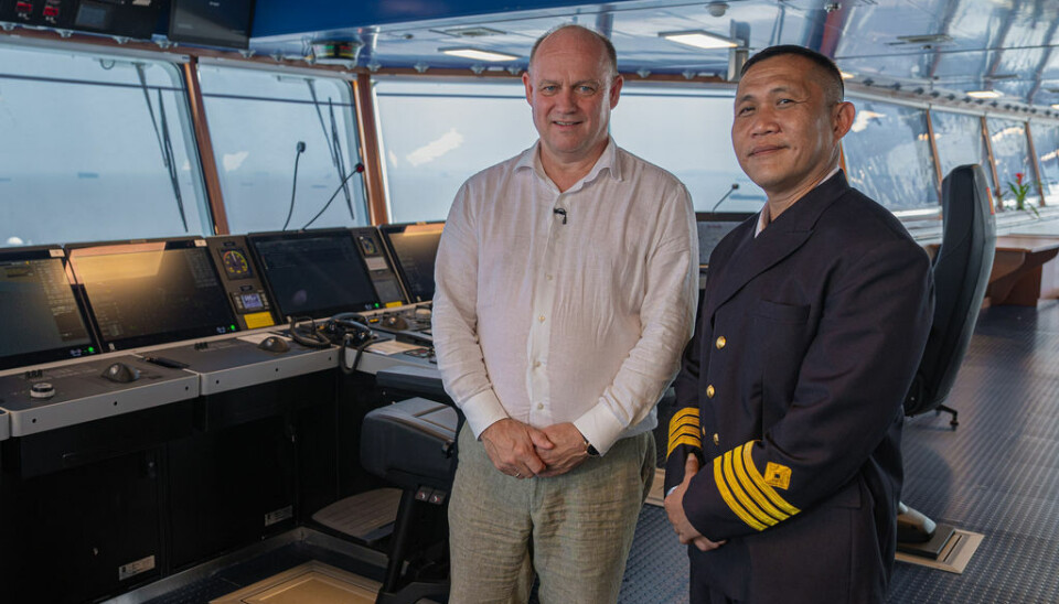 CEO Andreas Enger med kapteinen på Höegh Aurora, som ble døpt 6. august, 2024.