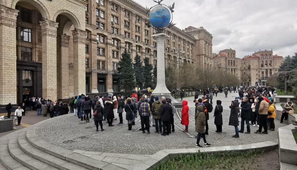 Folk har stått opptil sju timer i kø for å sikre seg frimerkeutgivelser som hyller det ukrainske motet.