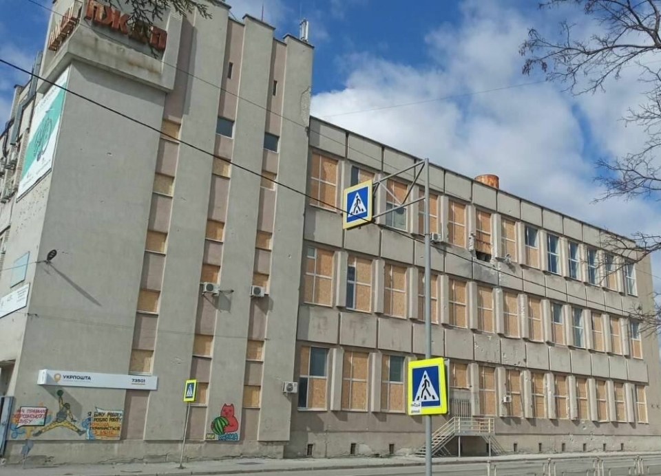 I stedet satte man i finerplater og fortsatte arbeidet på innsiden.