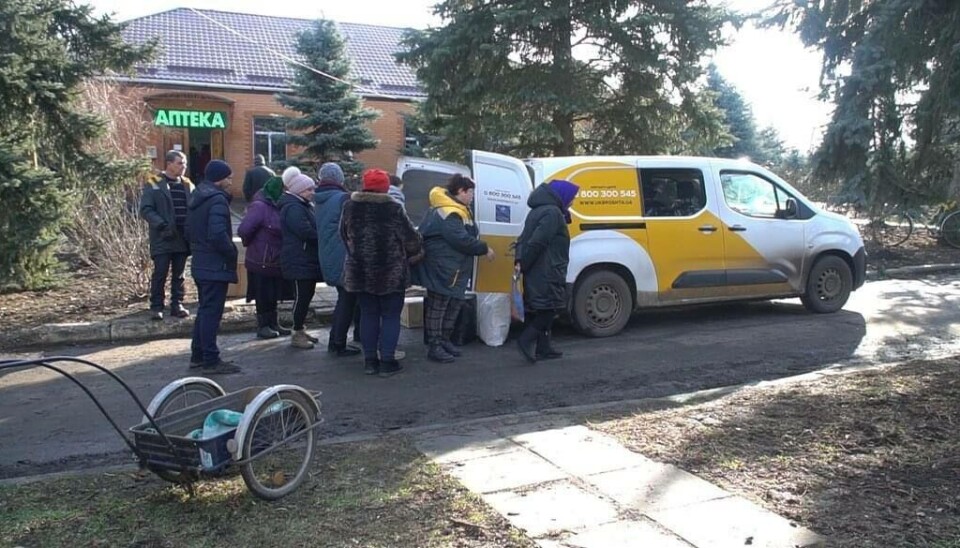 Postverket er en livsnerve i Ukraina, og mange får fortsatt pensjoner utbetalt kontakt via posten. Mobile postkontorer i varebiler har vært en måte å løse slike utfordringer raskt, når annen infrastruktur har vært ødelagt.