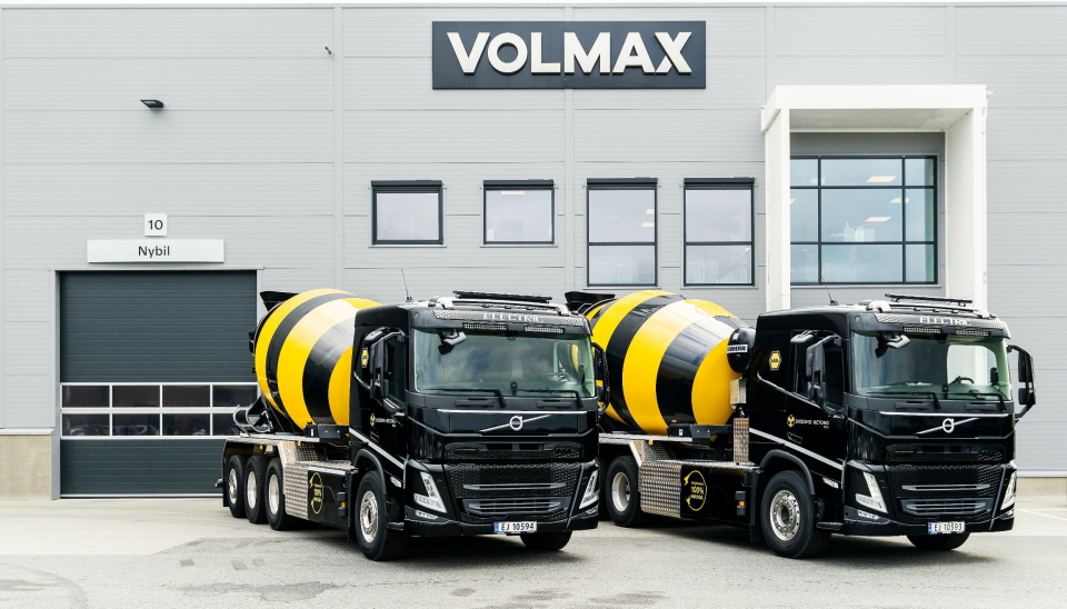 BILENE: Dette er de to første som både er bygget og levert av Volmax og Jørn Glad AS, men også de første elektriske betongbilene Skedsmo Betong tar i bruk.