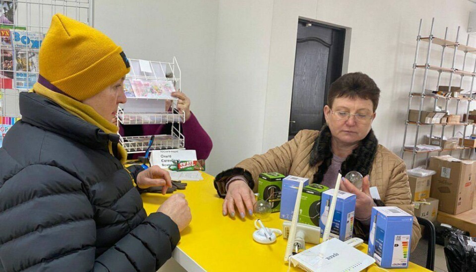 Da energi var mangelvare på grunn av russiske angrep mot Ukrainas energiinfrastruktur, støttet EU et prosjekt som lot alle ukrainske hjem bytte ut vanlige pærer med energieffektive led-lys. Ukrpostha sto for distribusjonen.