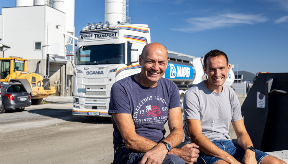 FORNØYDE: Knut (t.v) og Simen Ruud fikk ingen store utfordringer med å kjøre batterielektrisk fra Nord-Odal til Alta, men måtte fylle opp telefonen med apper.