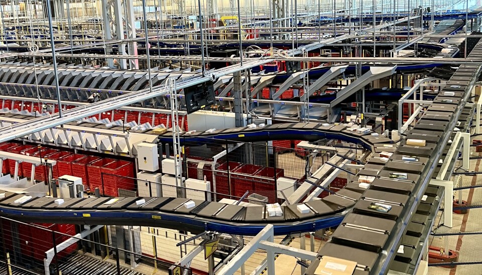 DOBLET: Den nye sorteringsmaskinen for småpakker ved Østlandsterminalen i Lørenskog er nå åpnet. Den daglige kapasiteten på småpakker er nå doblet.