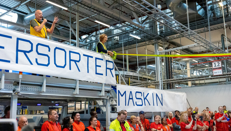 KLIPPET SNOREN: Konsernsjef Tone Wille fikk æren av å åpne den nye sorteringsmaskinen på Østlandsterminalen i Lørenskog.
