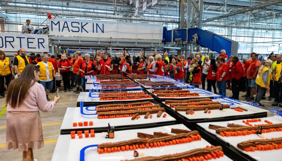 FRAKTET MED TRUCK: 12 trucker måtte til for å frakte inn monsterkaken til åpningen av den nye sorteringsmaskinen.