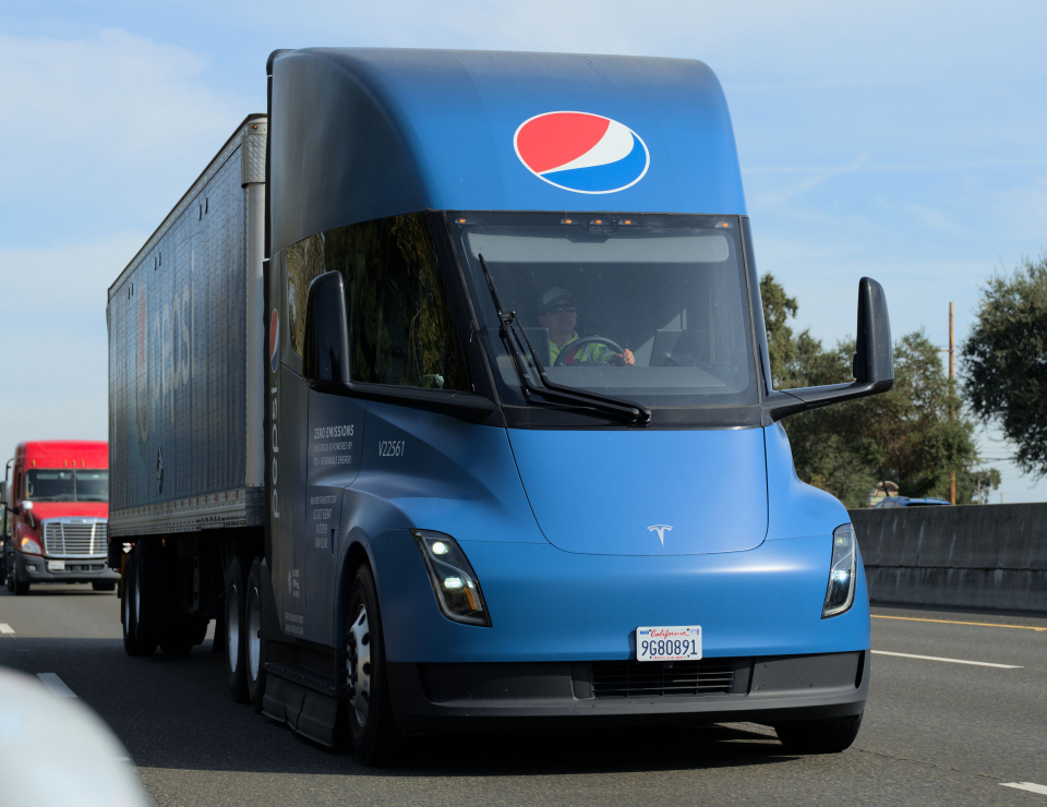 Pepsi Co. er det eneste kjente eksterne selskapet som har satt Tesla Semi i drift.