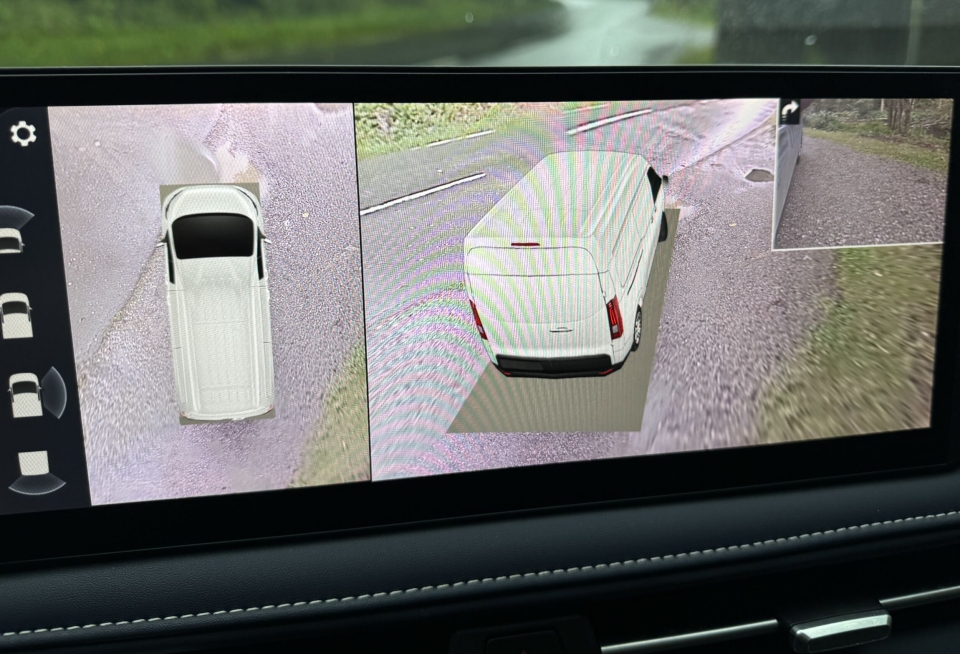 FUGLEPERSPEKTIV: Under sving i lave hastigheter får du bilen i fugleperspektiv slik at det er mulig å unngå fotgjengere, syklister eller gjenstander som kommer i veien.