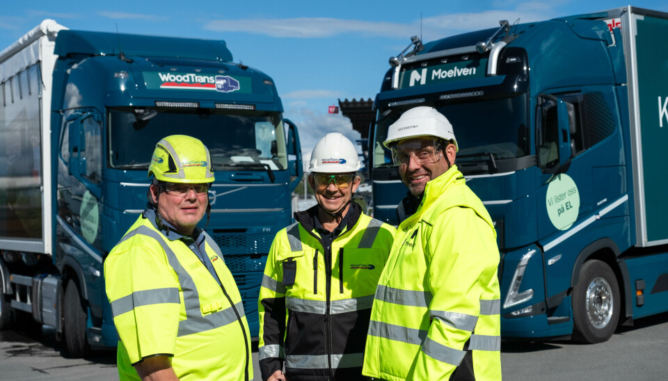 Sjåfør Leif Glorud (fra venstre), daglig leder i Woodtrans Elling Sveen og Vegard Lundsrud , som er daglig leder og sjåfør i Star Transport, er fornøyde med de nye lastebilene.