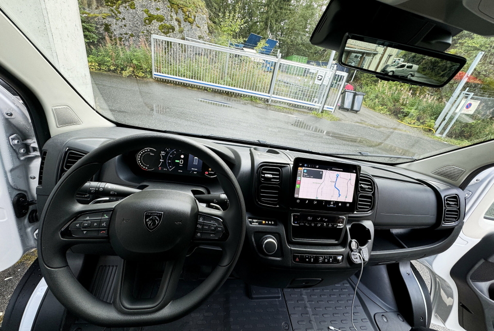 PRAKTISK: Interiøret er praktisk i bruk, bak rattet ser du de to hendlene som man styrer regenereringen med.