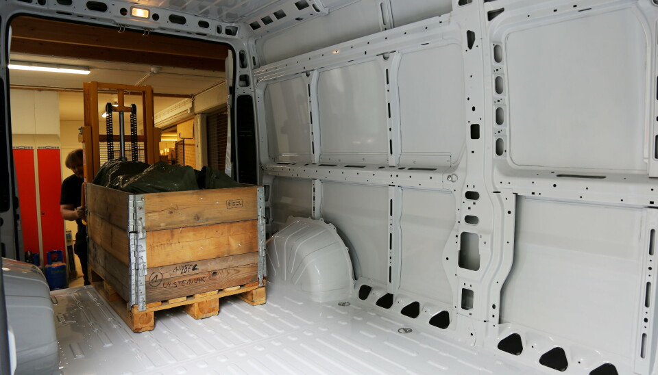 LASTEROM: Det er et stort varerom som har godt med festepunkter i gulvet. Som bildet viser var ikke bilen vi kjørte ferdig kledd enda, men likefult var det ikke mye støy og resonans å høre fra varerommet.