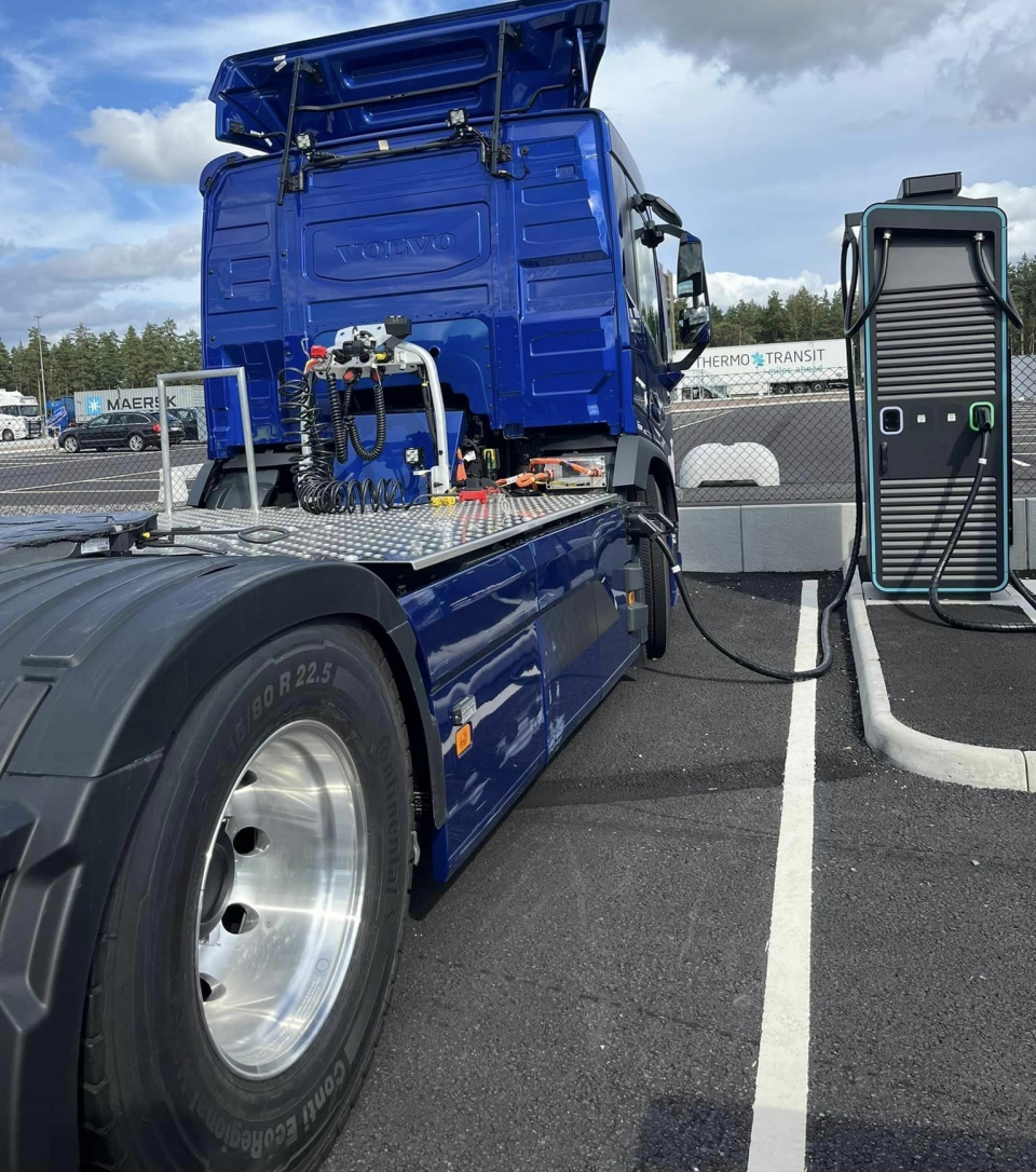 Lageret er bygget for en elektrisk fremtid innen tungtransport. Internlogistikk mellom lagerbyggene skjer med elektriske trailere. Gjestende kjøretøy kan lade mens de losser.