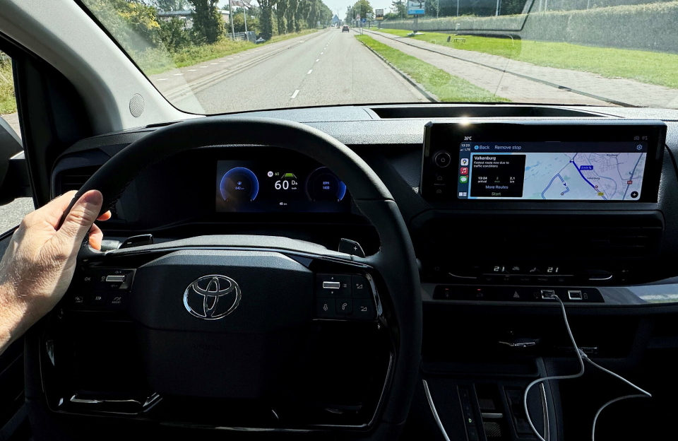 HAAG-CRUISING: Bak rattet på Proace med 177 hesters diesel med åtte trinns automat får vi fortsatt følelsen av godt dreiemoment og behagelige girskifter, både i byen og på landeveien.